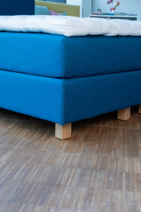 Boxspringbett Deluxe 160x200 cm Detailansicht Ecke und Füße
